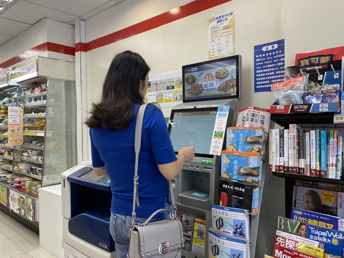 三倍券領取才第一天，各大超商系統就出現問題。 圖：閰芝霖/攝