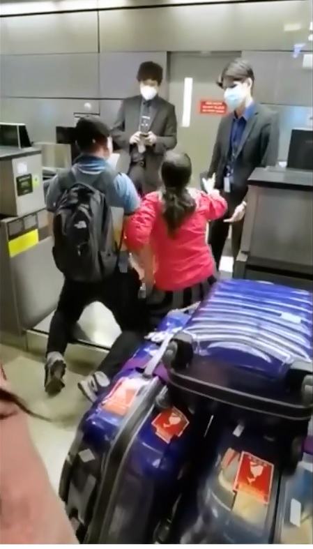1對疑似中國父女（前）在美國洛杉磯機場無法登機，最後雙雙跪倒在機場人員面前，求上飛機。 圖：翻攝自戲中人程老師微博