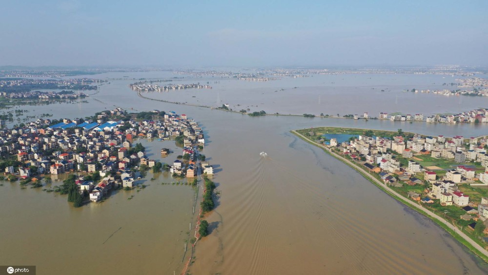 中國境內連日暴雨，造成鄱陽湖周遭住戶房屋淹沒，街道變成河流。 圖 : 翻攝自環球網