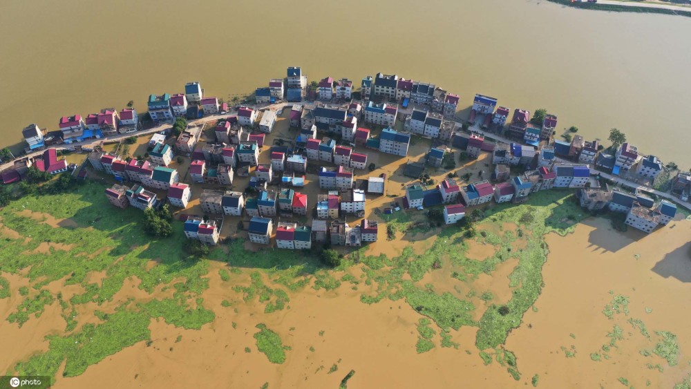 中國境內連日暴雨，造成鄱陽湖周遭住戶房屋淹沒，街道變成河流。 圖 : 翻攝自環球網