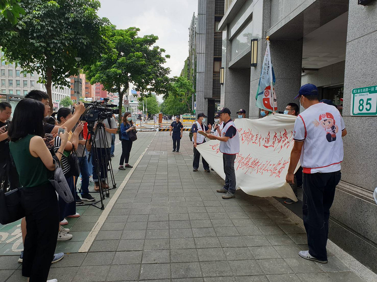 大同企業工會人員至金管會大門口抗議。 圖：謝步智 / 攝