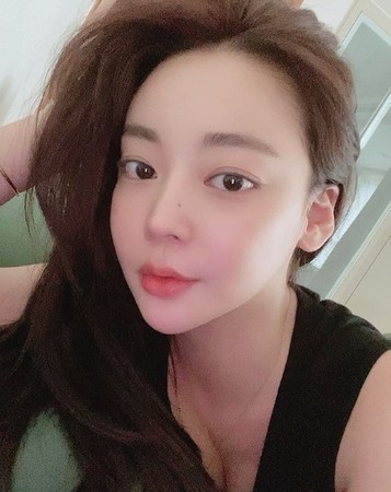 南韓超人氣美女直播主朴素恩，日前傳出輕生，得年28歲。 圖：翻攝自朴素恩IG