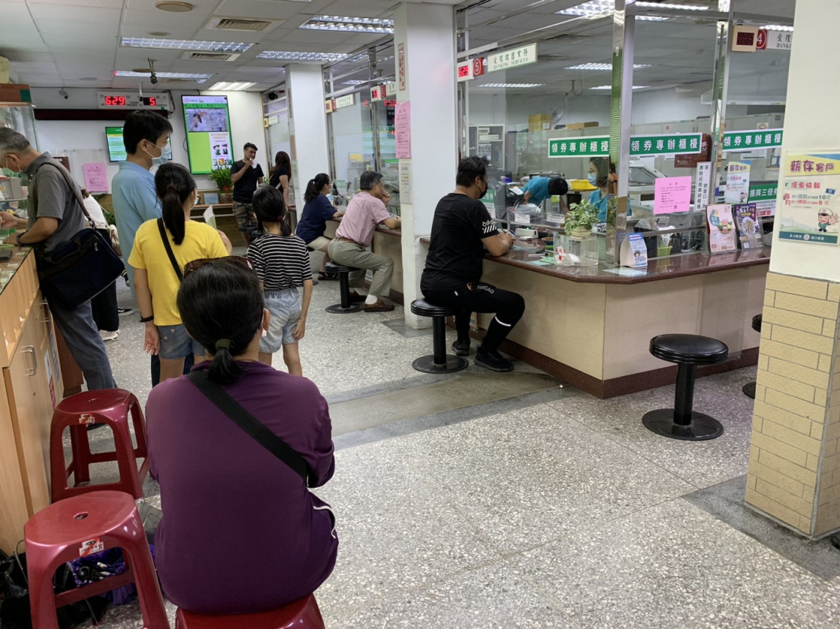 郵局今日起開放領取五倍券，但部分地區停班停課，民眾須重新預約（資料照）。 圖：國光里長陳雅惠／提供