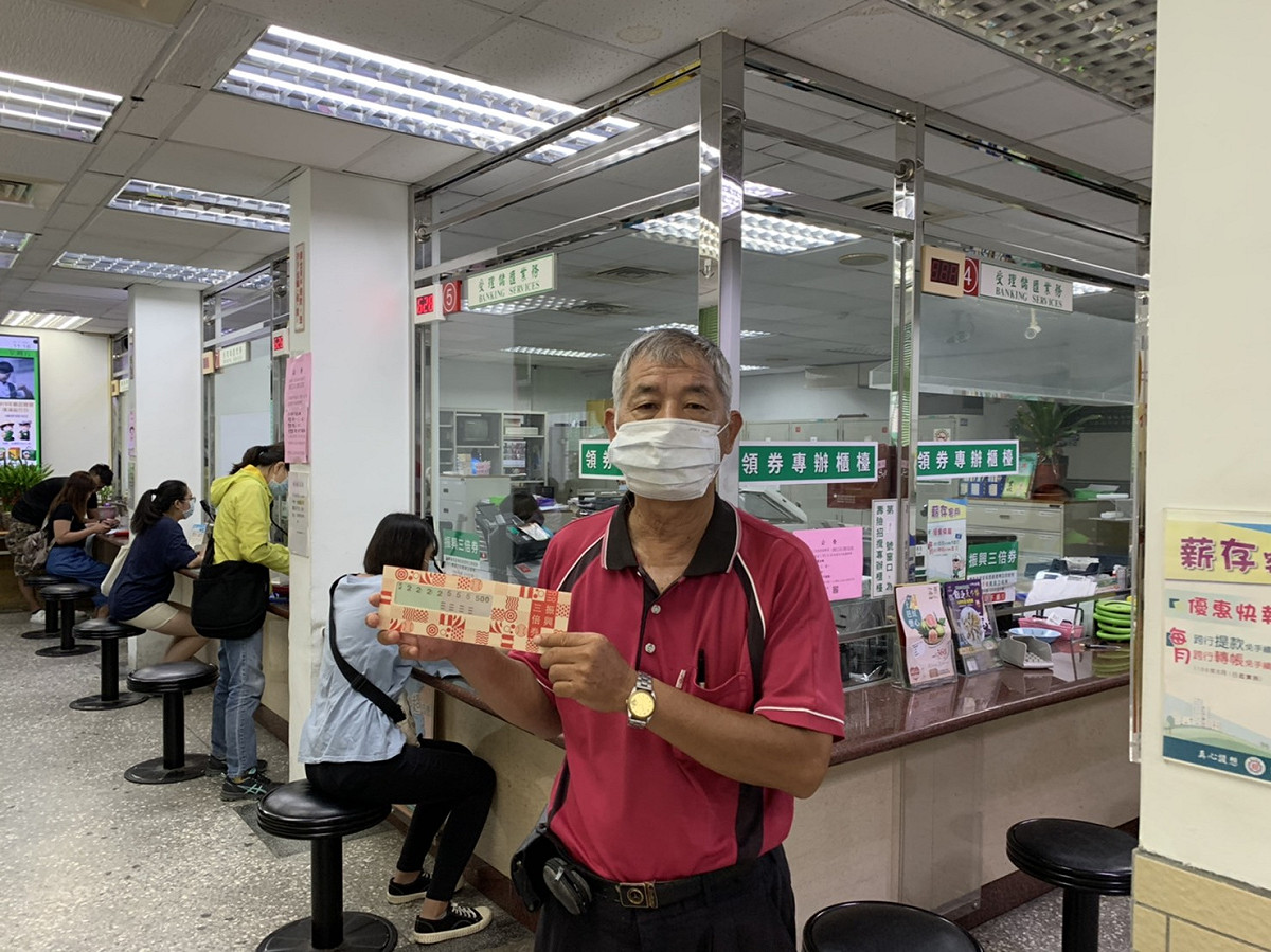 民眾領到振興券相當開心。 圖：國光里長陳雅惠／提供
