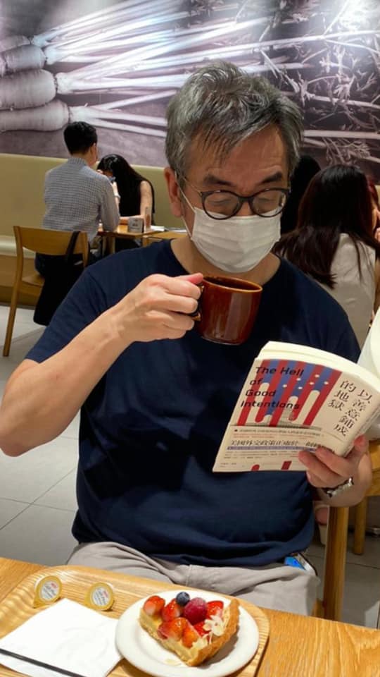 評論人陶傑正在閱讀以善意鋪成的地獄 圖:擷取自臉書