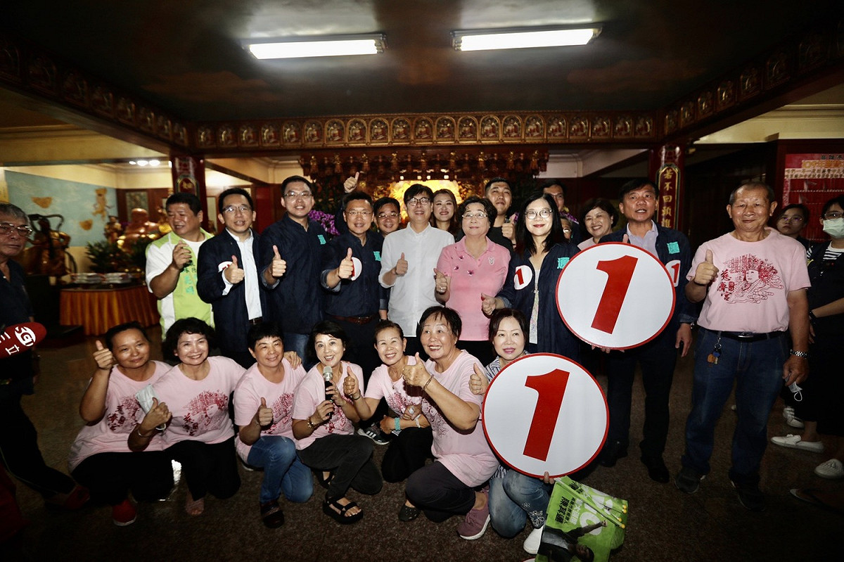 陳其邁抽籤後與團隊及支持者合影。 圖：陳其邁競辦/提供