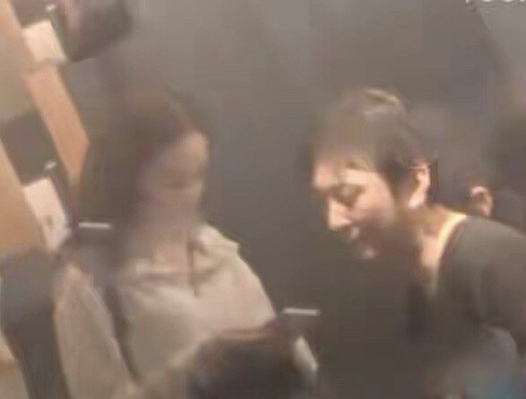 身邊還多出兩位長腿辣妹作陪。 圖：翻攝微博