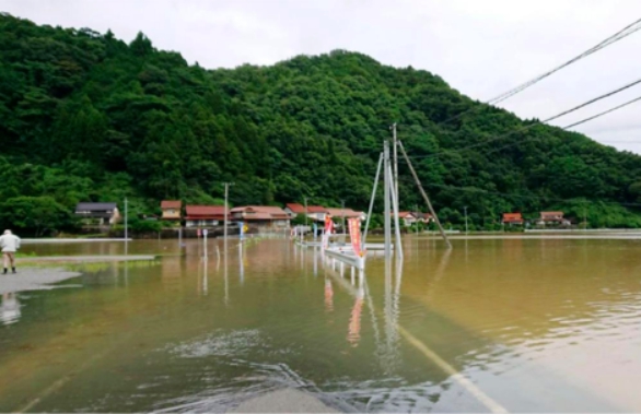 日本連日豪雨釀災，道路被暴漲河水淹沒。 圖：翻攝自網路