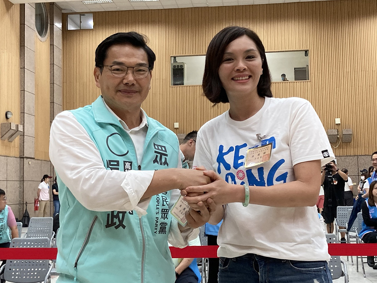 吳益政(左)在抽籤會場與李眉蓁握手互加油。 圖：吳益政競辦/提供