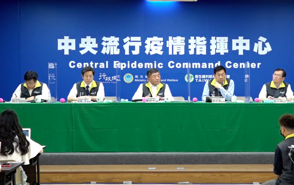 中央流行疫情指揮中心今（15）日宣布，將緬甸新增為低感染風險國家；香港、澳洲由低感染風險國家／地區調整為中低感染風險國家／地區。 圖：擷取自疾管署直播畫面