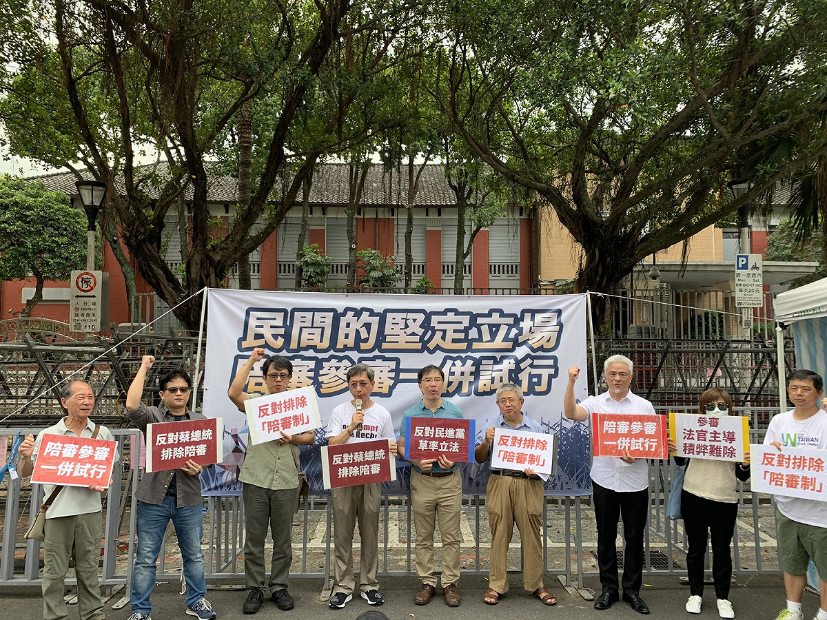 民間司法改革基金會今日在立法院靜坐抗議進入第17天，在立院外高喊：「反對民進黨草率立法，反對蔡總統排除陪審。」 圖：羅國嘉/攝