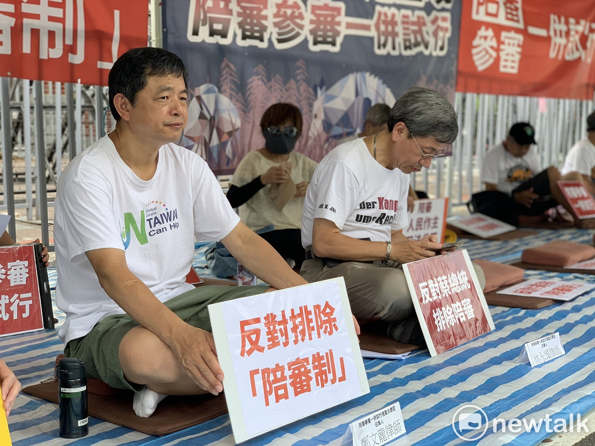 民間司法改革基金會在立法院外靜坐抗議，不滿民進黨將強行推動參審制。 圖：羅國嘉/攝