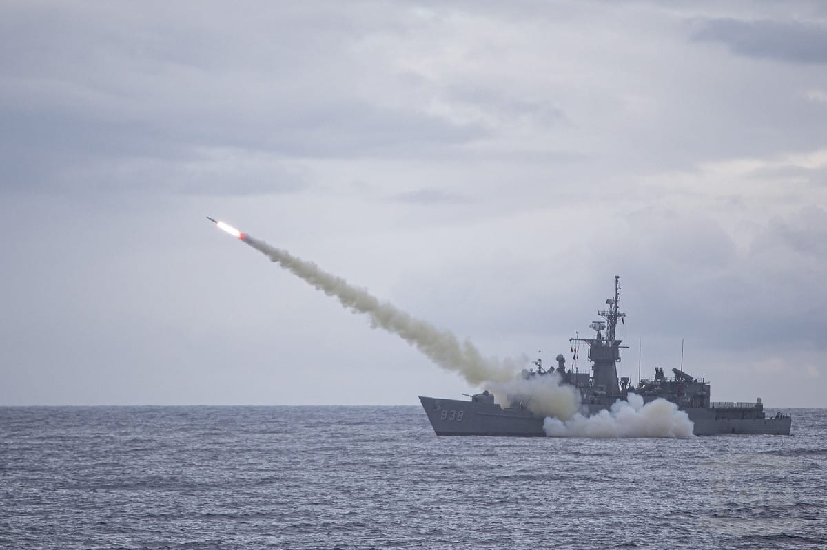 中共解放軍揚言在台海進行軍事演練，我國國防部強調對於台海周邊，海、空域動態均有嚴密掌握應處。圖為漢光36號演習期間，海軍寧陽軍艦發射魚叉反艦飛彈。 圖：軍聞社提供（資料照片）