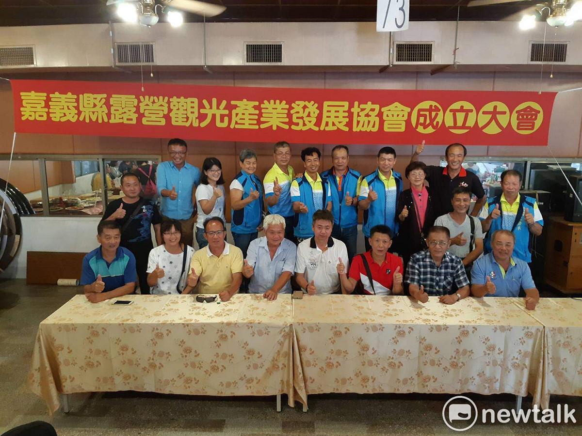 嘉義縣露營觀光產業發展協會15日成立，劉孟禾（前排穿紅衣者）當選創會理事長。 圖：蔡坤龍/攝