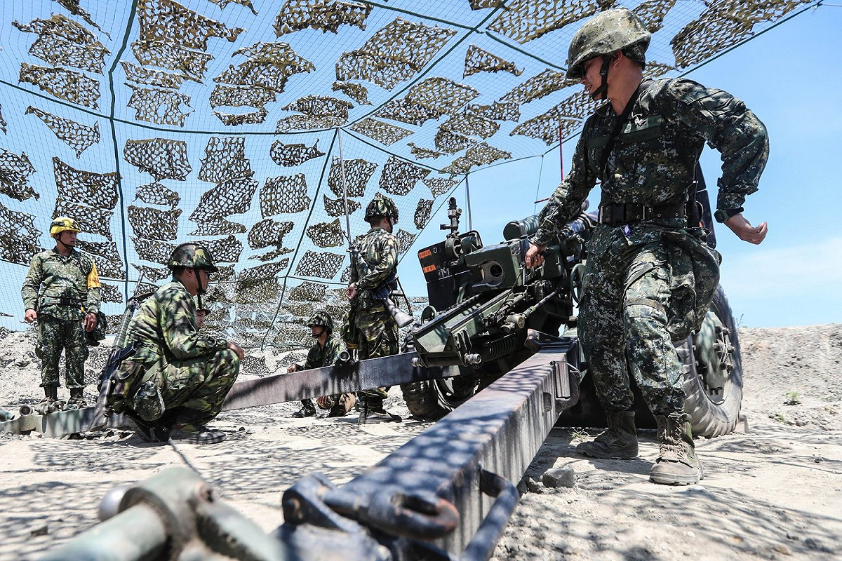 後備軍人今年首度參與105榴彈砲射擊演習 圖：翻攝自蔡英文臉書