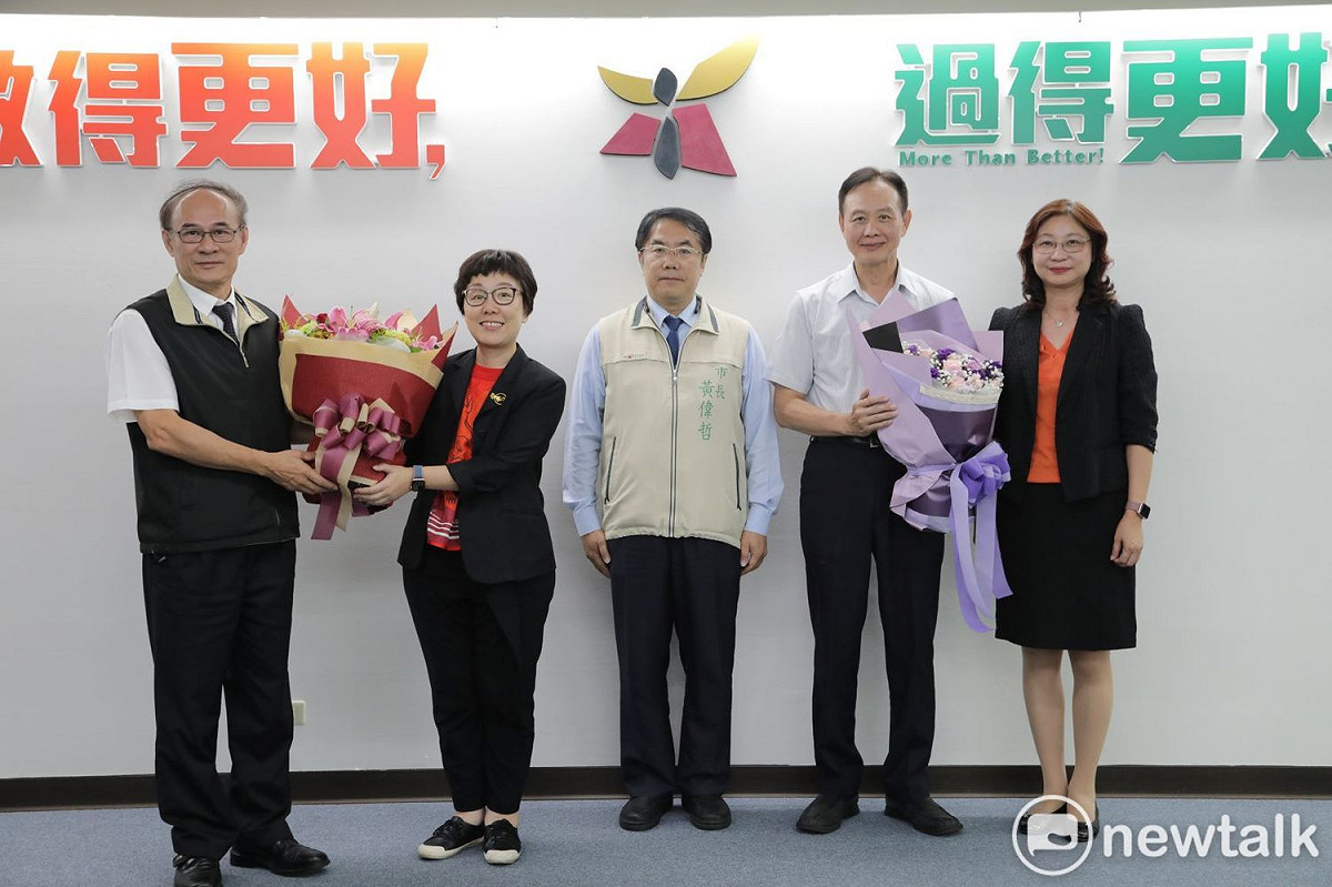 台南市長黃偉哲在市政會議中，頒發感謝狀歡送即將離開台南市的副市長王時思、警察局長周幼偉。 圖：台南市政府提供