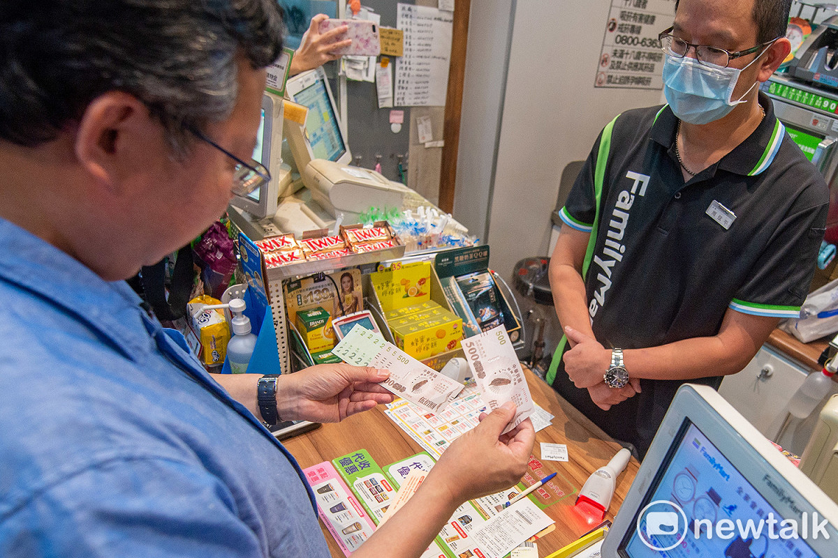 振興三倍券開放領取首日，鄭文燦親自到超商領取實體券。 圖：林昀真／攝