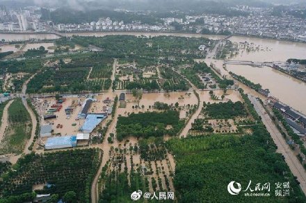 洪水氾濫的速度極快，許多房屋轉眼間便陷入水中。  圖：翻攝人民網