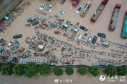 洪災讓許多地區的車子、房子陷入泥沼之中，水泡車的樣子讓許多居民相當無奈。 圖：翻攝自人民網