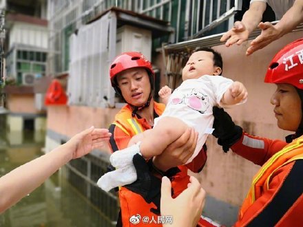 中國搜救人員前往災區，搶救受災戶。 圖：翻攝自微博