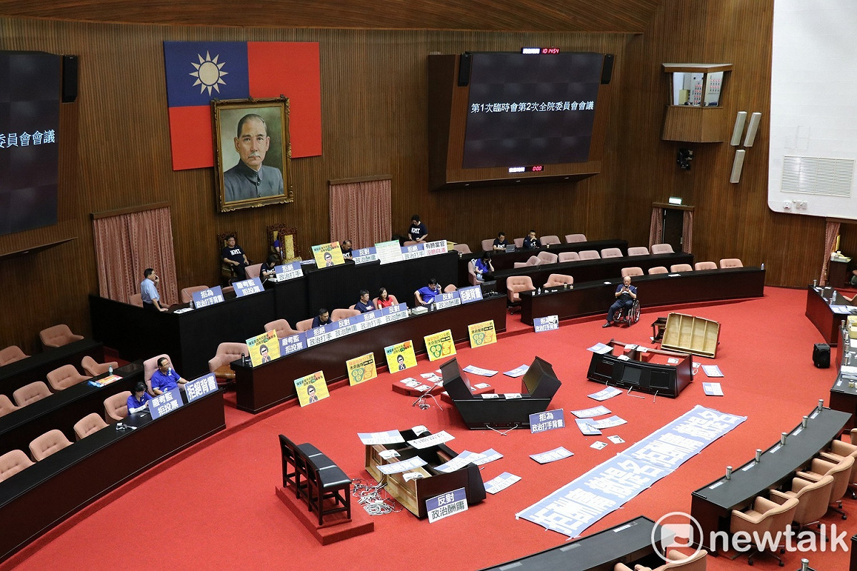 立法院臨時會本週進行監委人事案審議，多位藍營立委持續霸佔議場，表達對被提名名單不滿。 圖：謝孟華/攝