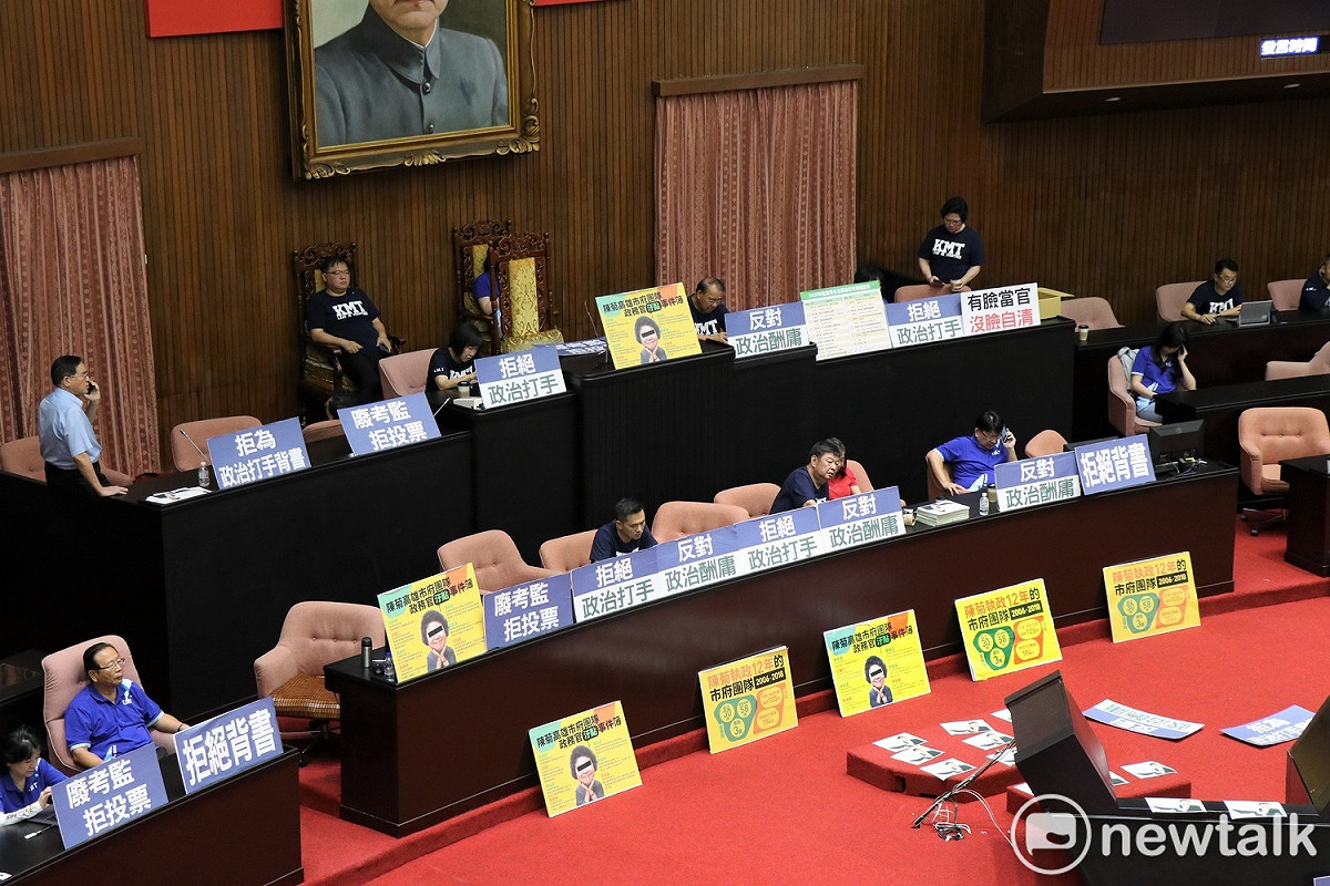 立法院臨時會本週持續進行監委人事案審議，多位藍營立委仍佔領議場，表達對這份被提名人名單的不滿。 圖：謝孟華/攝