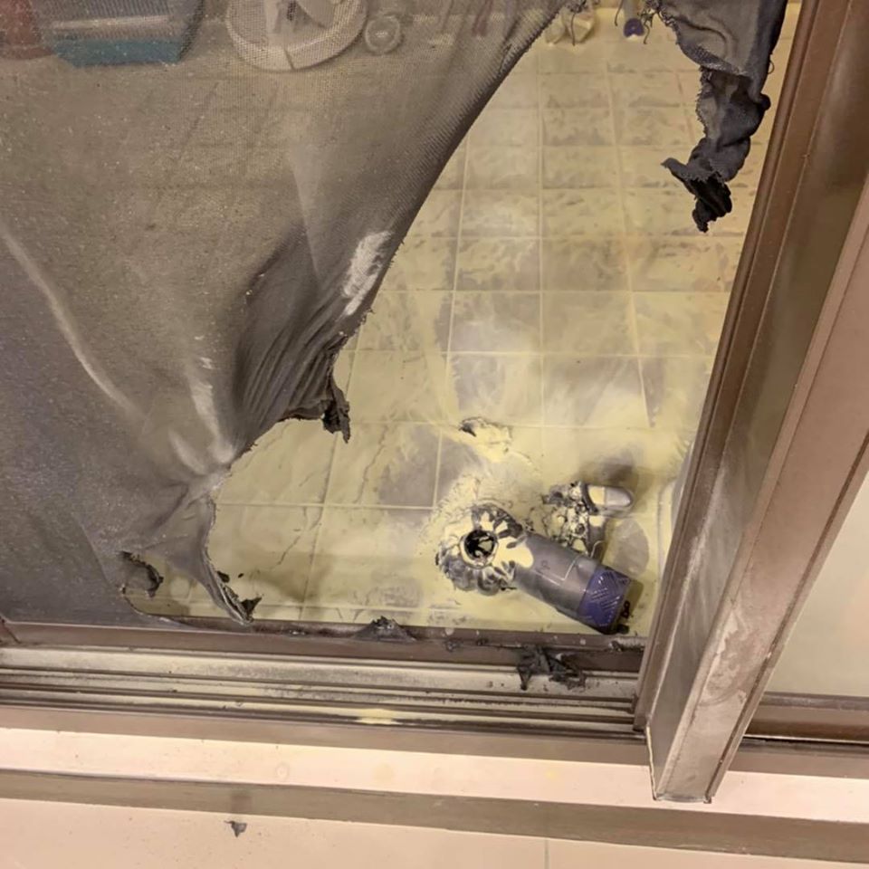 聖結石PO出當時吸塵器自爆時所帶來的火勢。 圖：翻攝聖結石臉書粉絲專頁