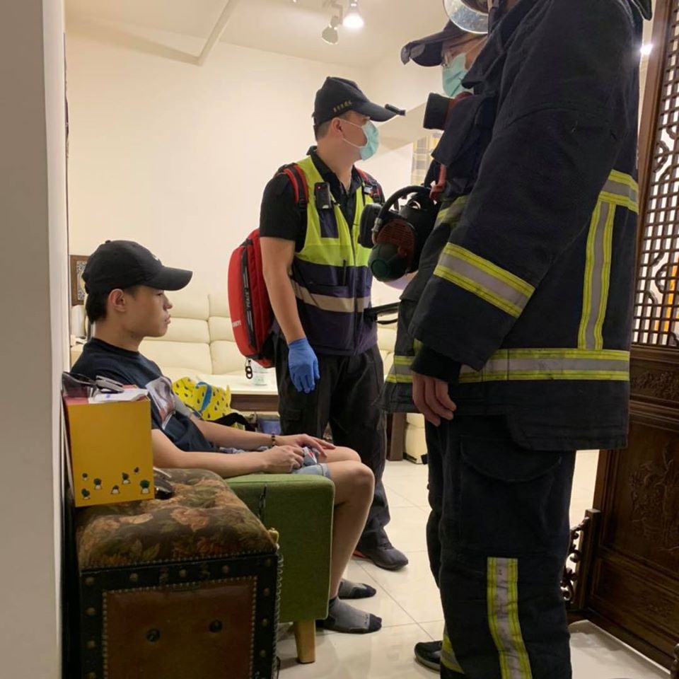 他跟1999反應後，警察與消防人員到場做火場鑑定。 圖：翻攝聖結石臉書粉絲專頁