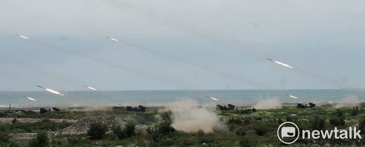 雷霆2000發射火箭攻擊共軍船團。 圖：張良一／攝
