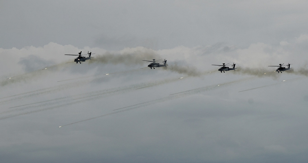 AH-64E發射海神火箭彈。 圖：張良一/攝