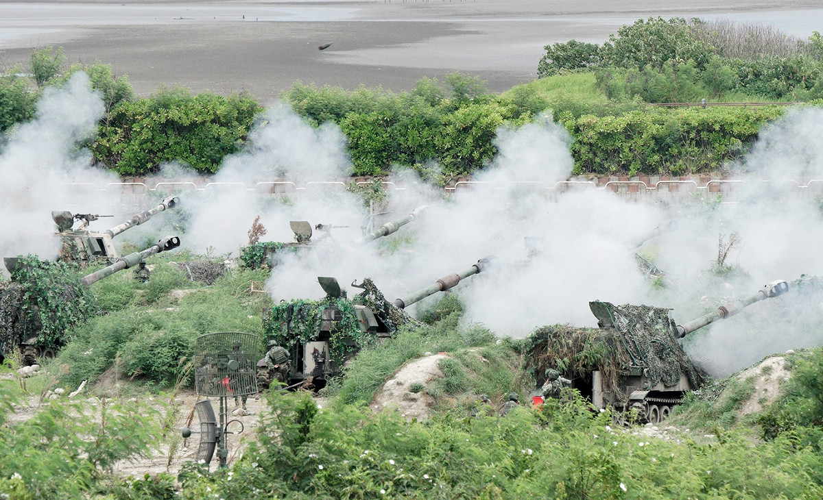 圖為M110A2自走砲發射火砲。 圖：張良一/攝