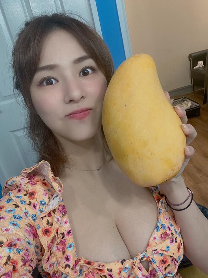 熊熊昨日晚上曬出比臉還要大的芒果照。 圖：翻攝Instagram