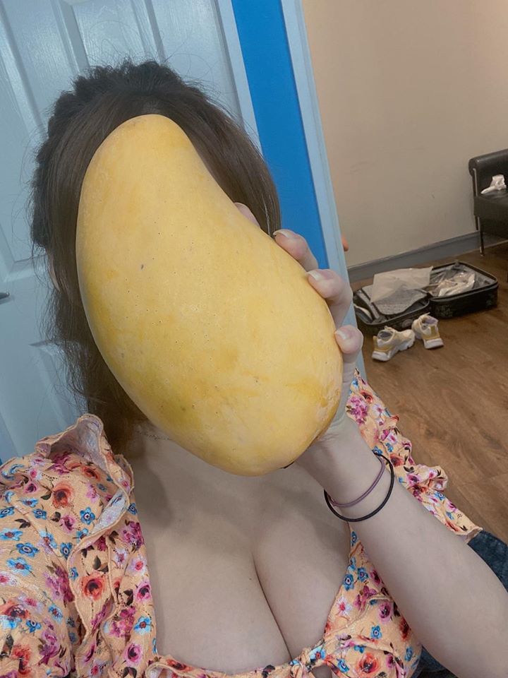 比臉還要大的芒果。 圖：翻攝Instagram