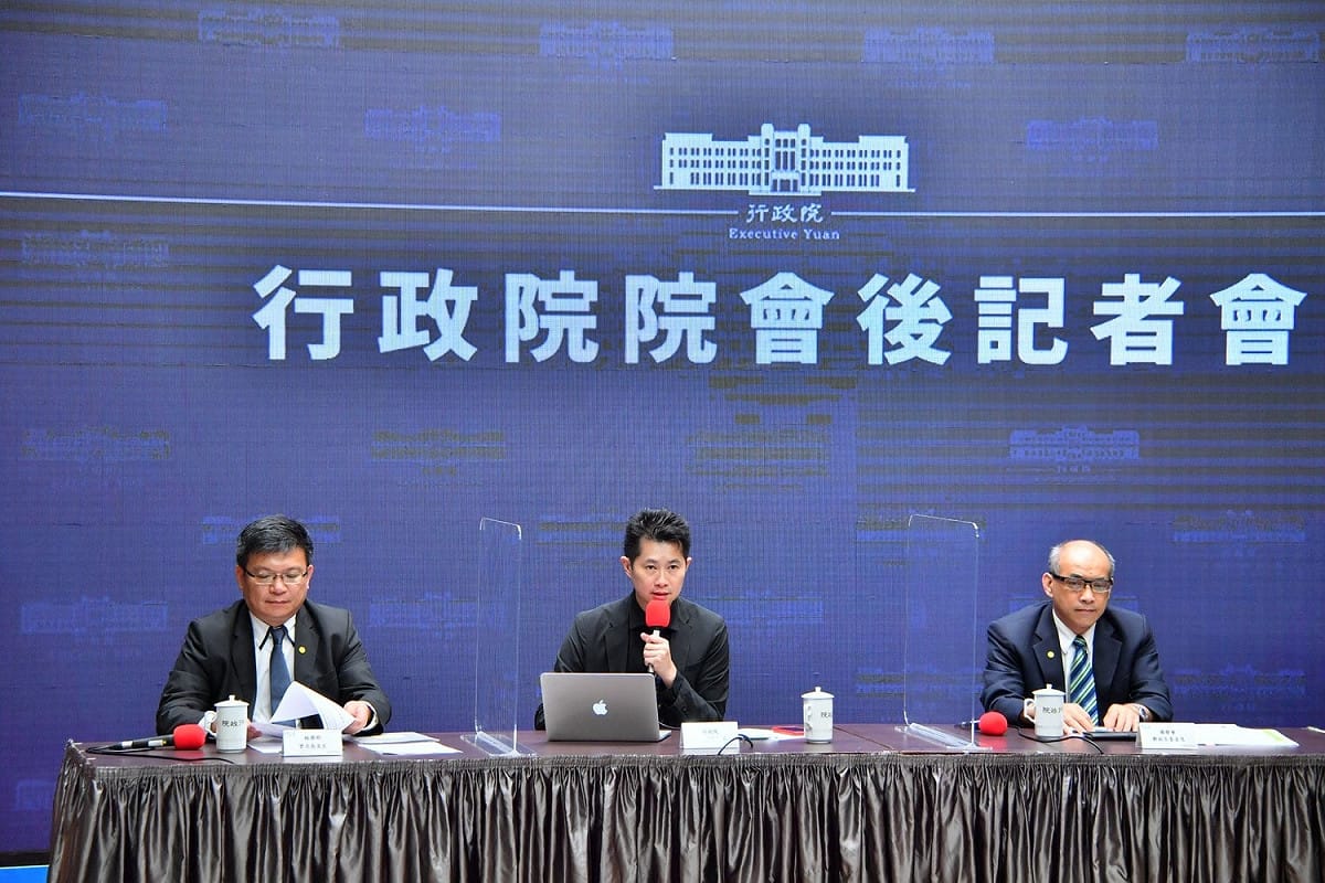 行政院發言人丁怡銘（中）在院會後記者會轉述蘇貞昌院長裁示。 圖：行政院提供