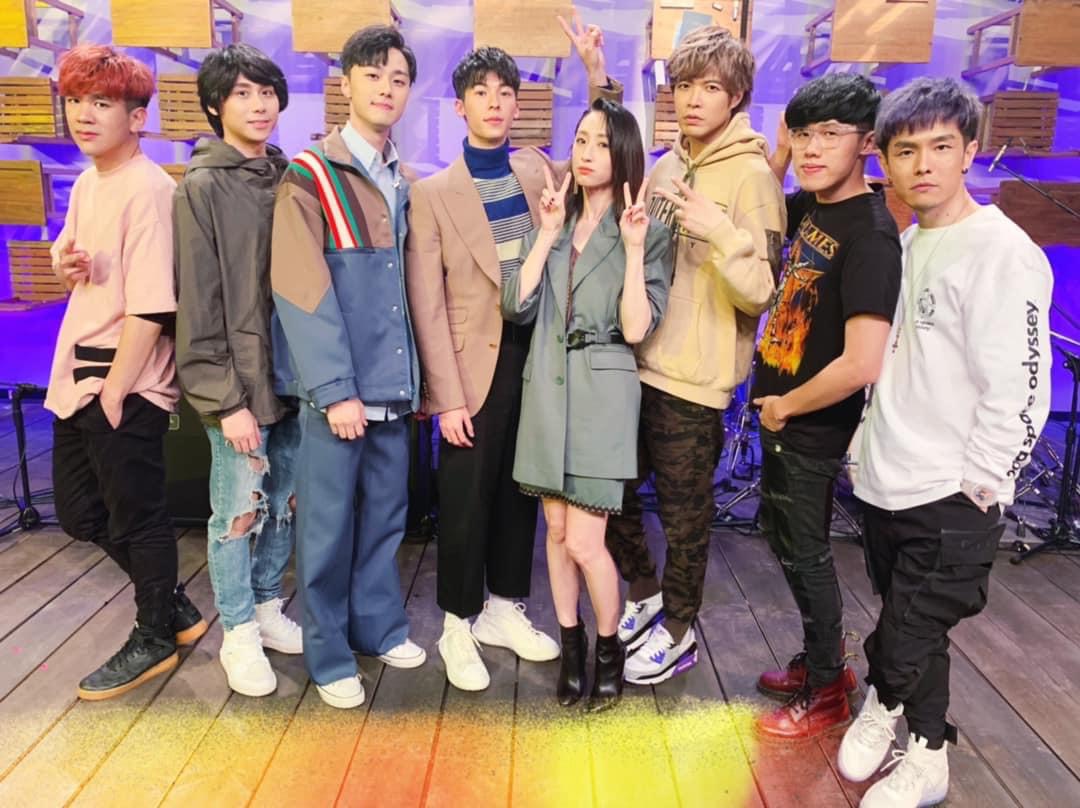 八三夭與《想見你》的演員與施柏宇、許光漢、柯佳嬿及等人合影。 圖：翻攝自八三夭臉書粉絲專頁