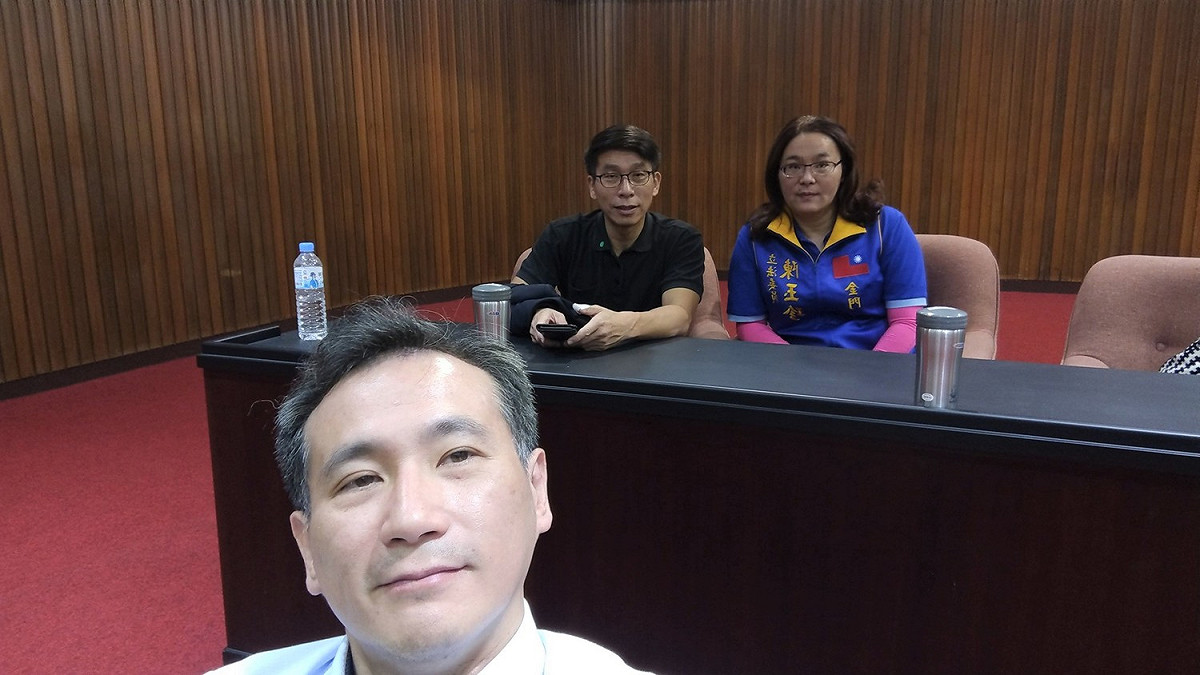 立委鄭運鵬貼出一張國民黨立委陳玉珍和民進黨立委鍾佳濱的合照，稱之為「夢幻組合」。 圖：翻攝自鄭運鵬臉書