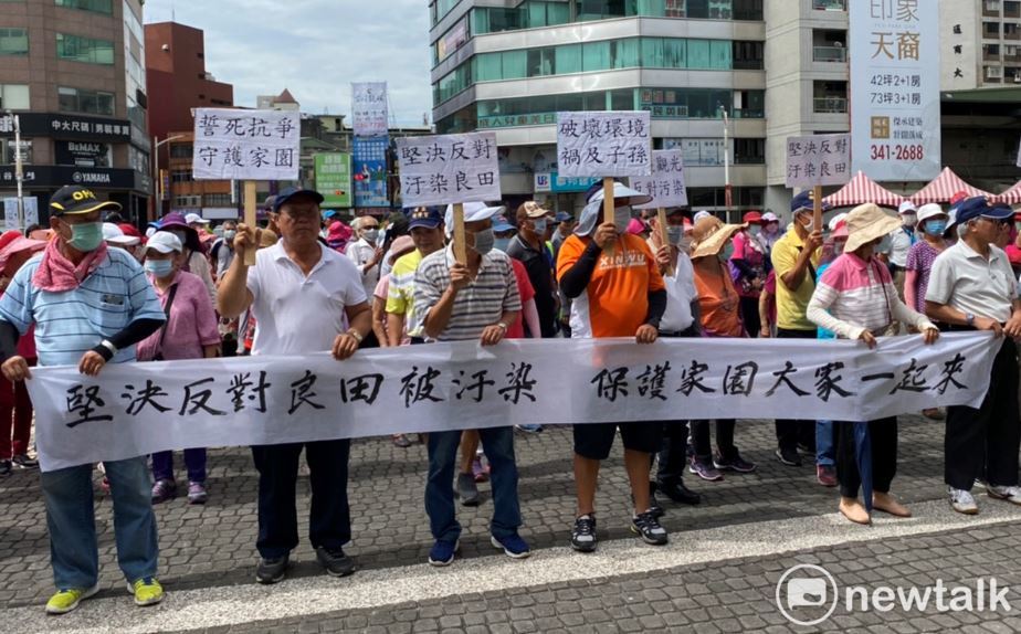 桃園市新屋區近200名民眾前往市府陳情拉白布條抗議，強烈反對設立回收場。 圖：林昀真／攝