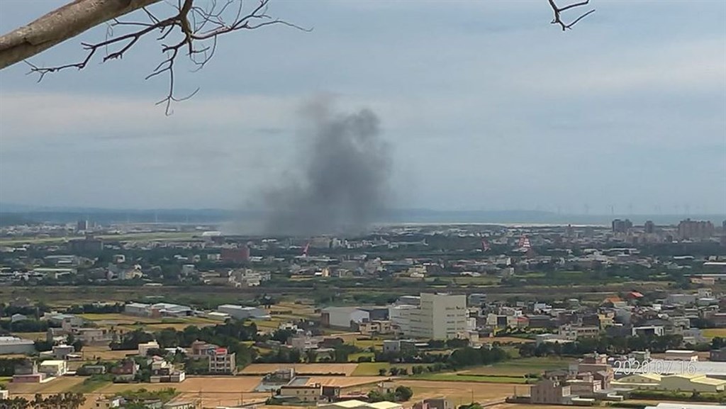 新竹市消防局16日表示，在新竹空軍基地附近，疑有直升機墜落火警事件。 圖：翻攝自新竹大小事臉書