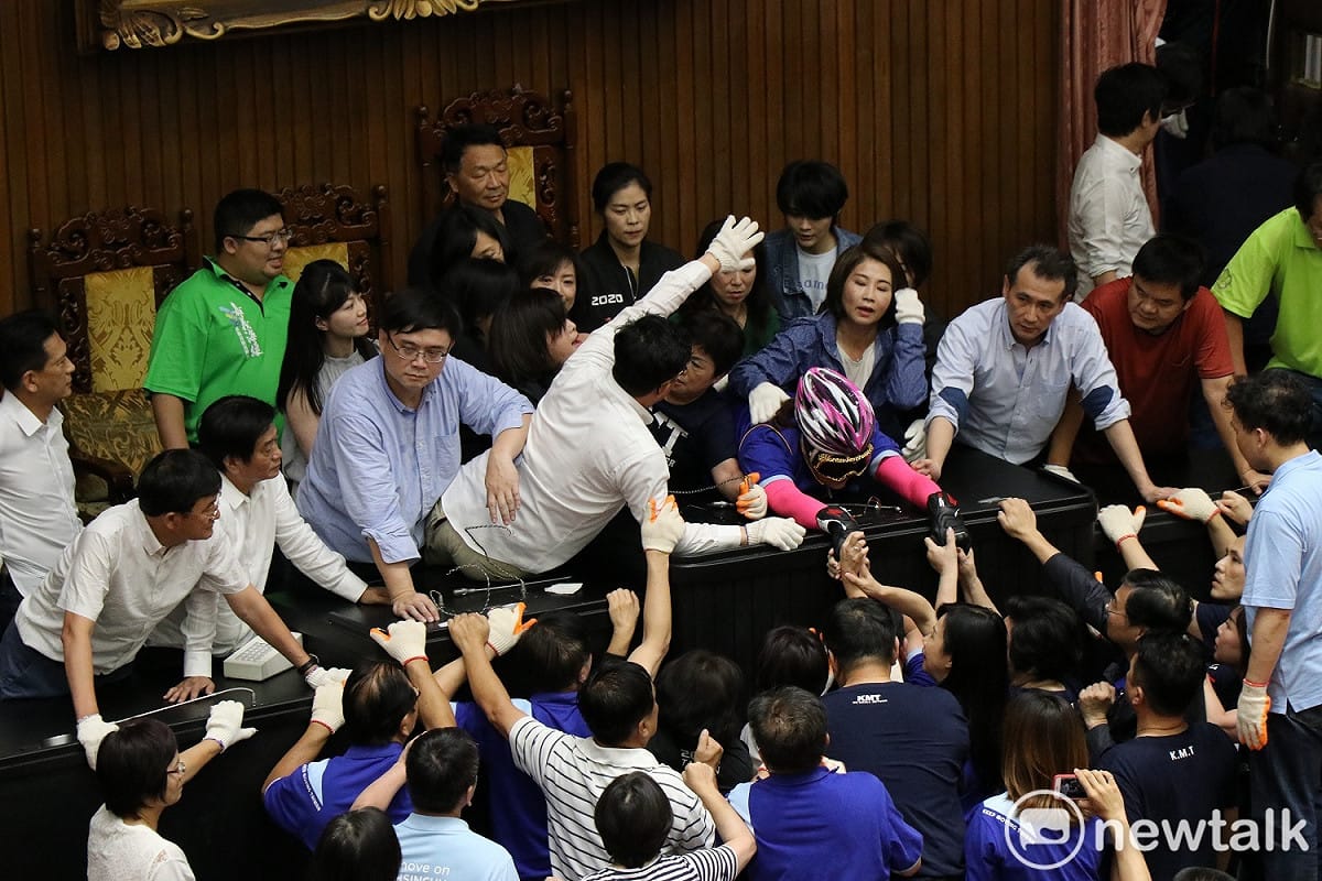 綠委清場中，國民黨立委陳玉珍一人力扛數十人。 圖:謝孟華/攝