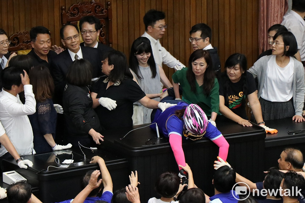 國民黨立委陳玉珍全副武裝死守主席台，仍不敵民進黨人數優勢。（資料照） 圖：謝孟華/攝
