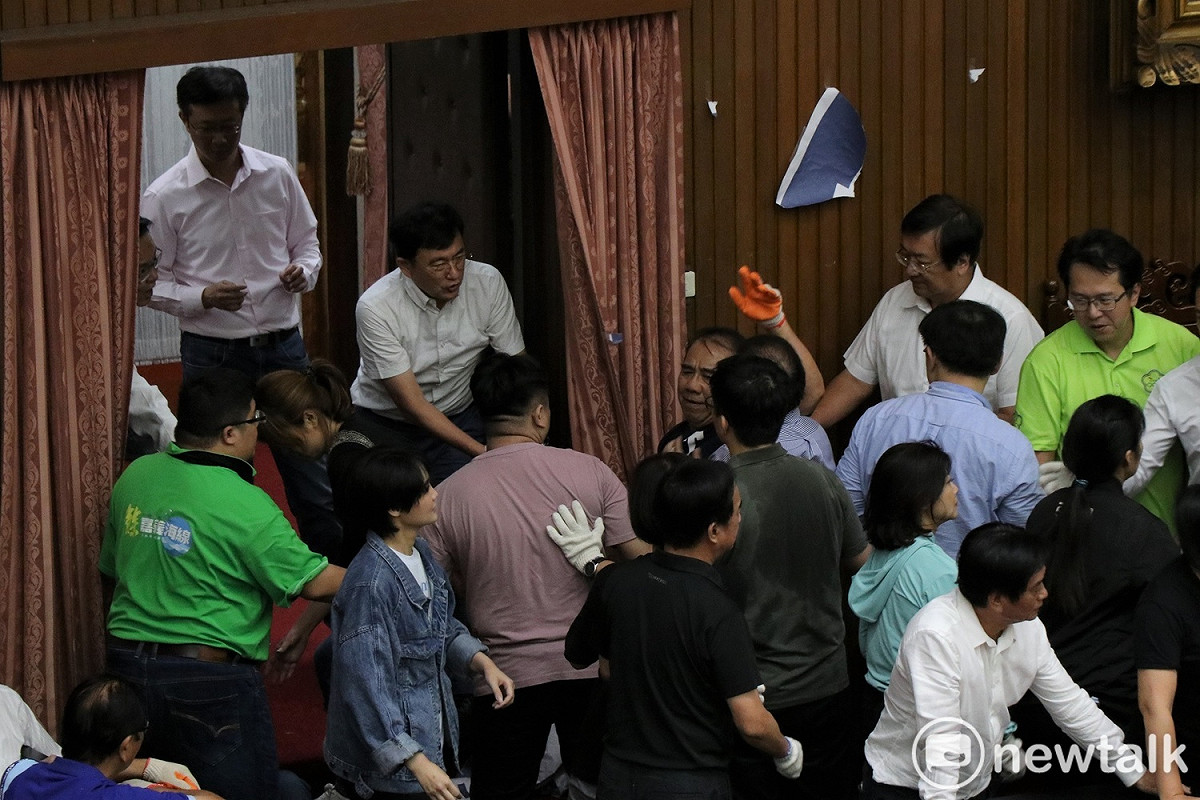 國民黨立委廖國棟遭多位民進黨立委抬至議場外。 圖：謝孟華/攝
