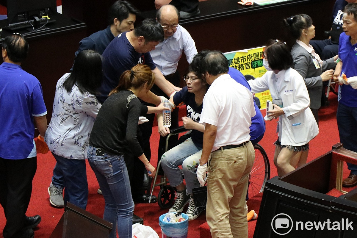 國民黨立委鄭麗文疑似因場面過度壅擠，身體不適頻頻嘔吐。 圖：謝孟華/攝