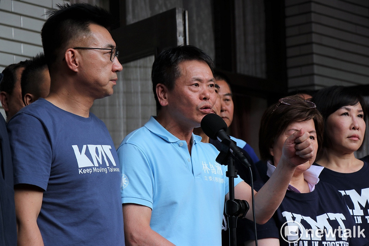 國民黨立院黨團總召林為洲質疑，有立委不在現場，卻顯示投票結果。 圖：謝孟華/攝