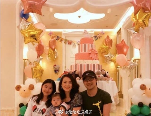 章子怡（右二）和汪峰（右一）一家幸福甜蜜。 圖：翻攝自微博＠兔兔吃瓜娛樂