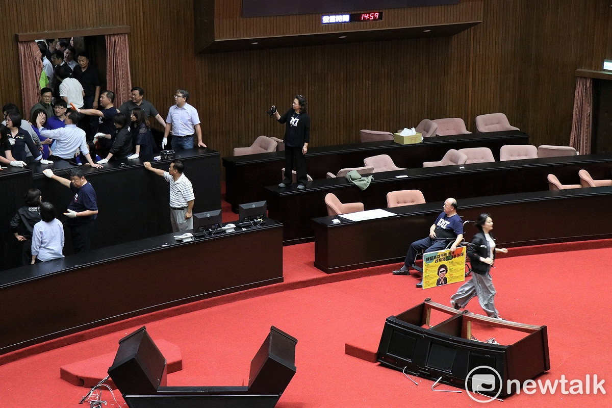 國民黨立委吳斯懷因身體因素乘坐輪椅，與其他朝野立委的激烈衝突形成強烈對比。 圖：謝孟華/攝