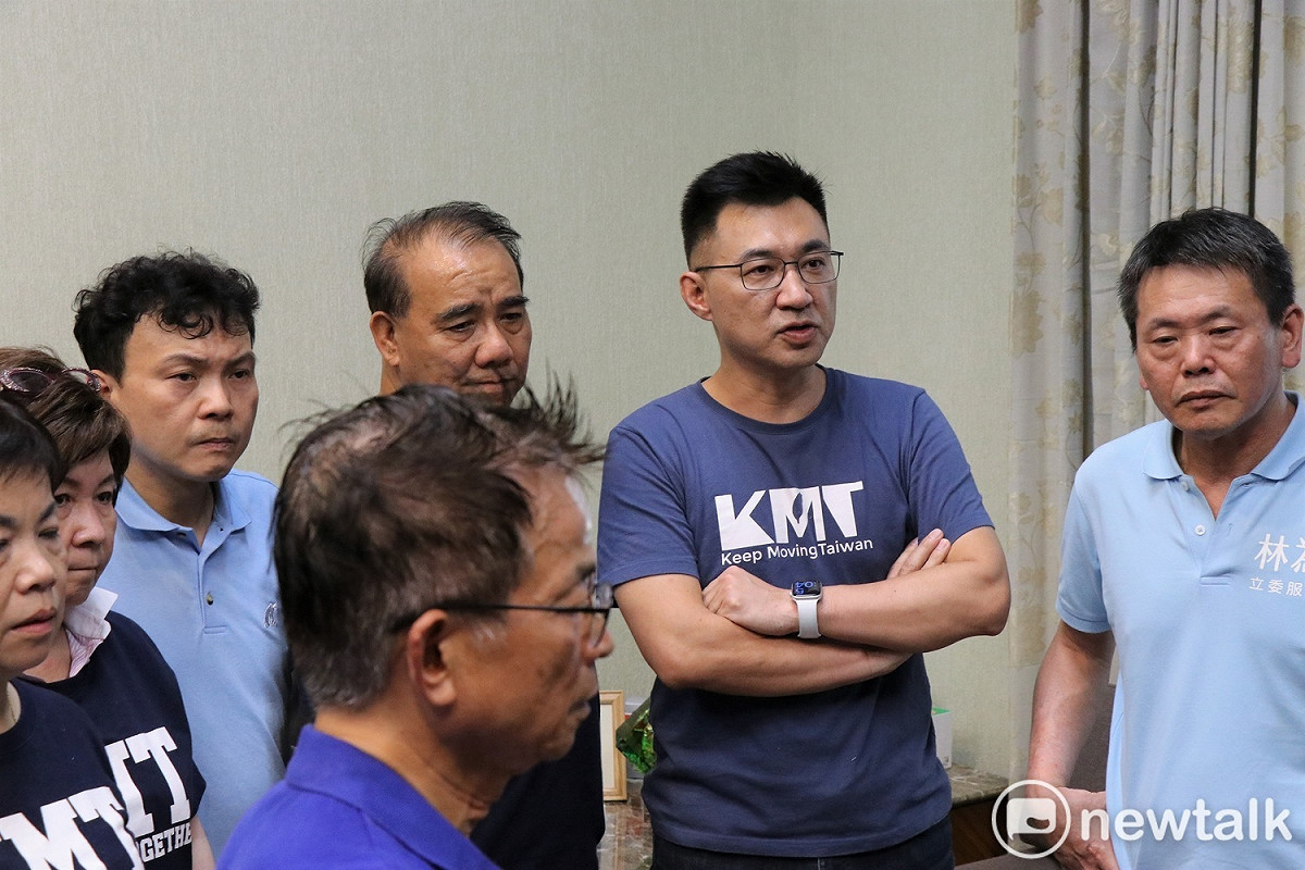 國民黨立委前往立法院秘書長室，抗議稍早於議場的表決無效。 圖：謝孟華/攝