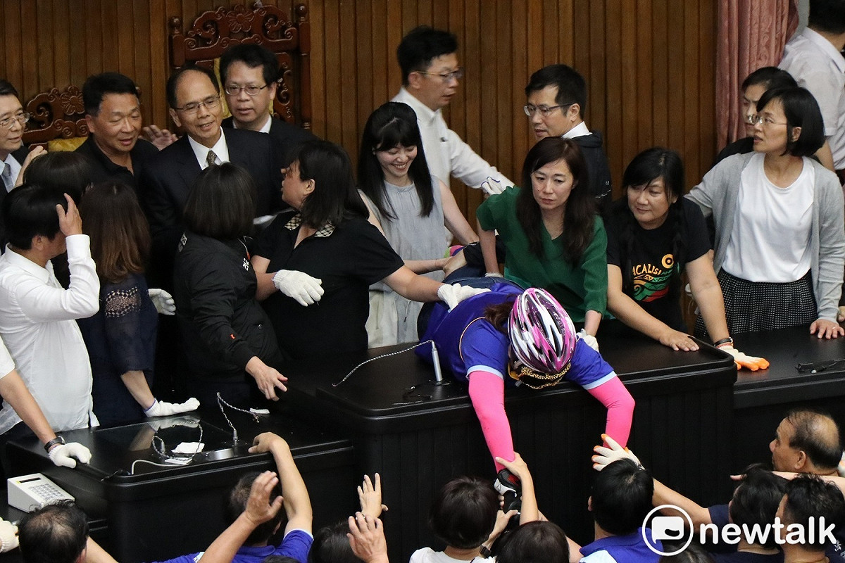 國民黨立委陳玉珍全副武裝死守主席台，與民進黨立委爆發衝突。  圖：謝孟華/攝