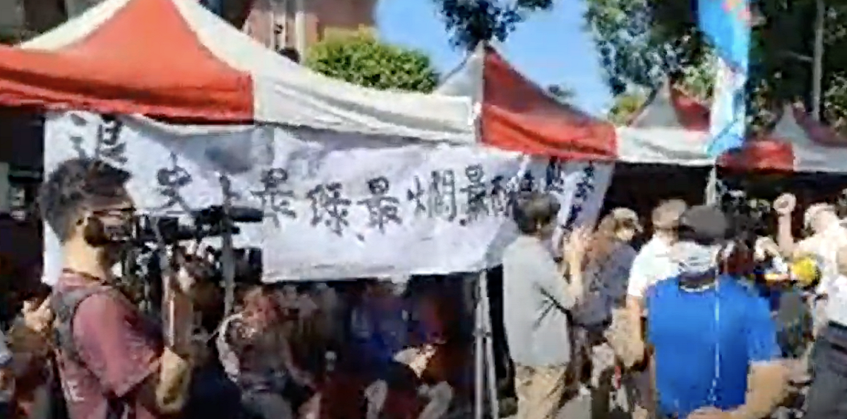 立院外高掛抗議布條，要求退回監察人事案。 圖：截取自杏仁哥直播Youtube