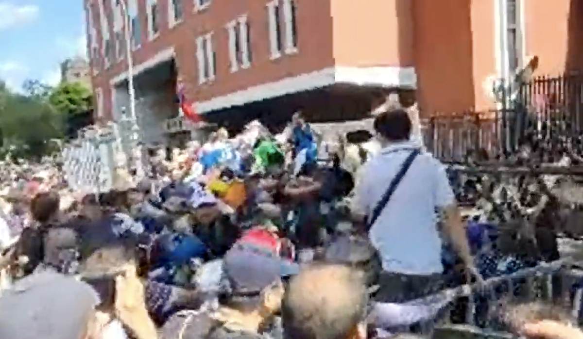 大批民眾在立院外與警方爆發激烈衝突 圖：截取自杏仁哥直播Youtube