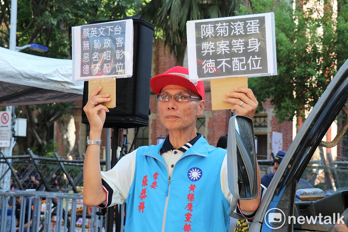 藍營支持者聚集立法院外，抗議監察院人事案。 圖：謝孟華/攝